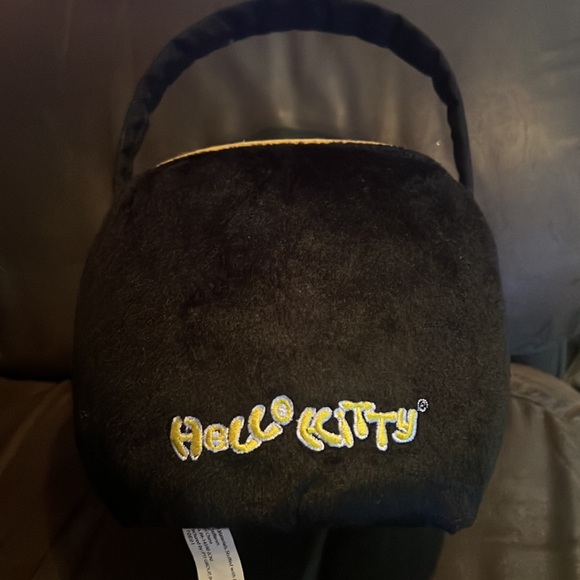 Hello kitty plush halloween treat basket - Picture 4 of 4